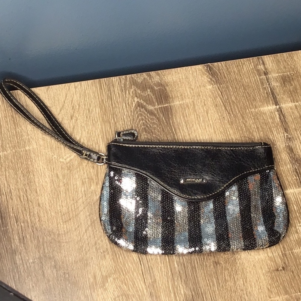 Minicci Black and Silver Sequin Wristlet. 🎁🎁(0180)